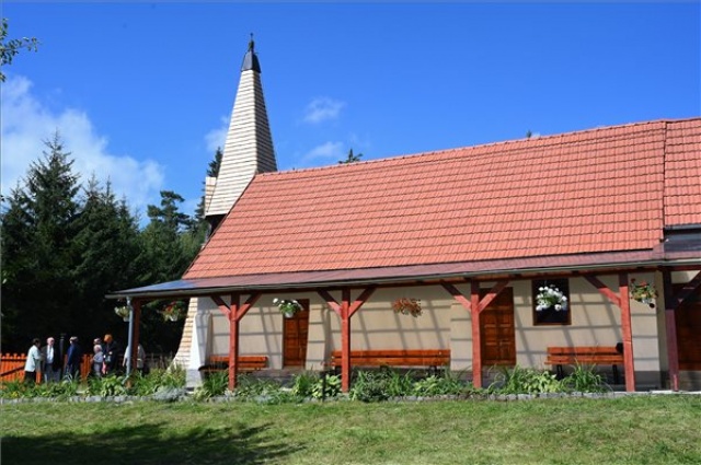 A székelyföldi Kommandón felavatták a magyar állami támogatással felújított református templomot