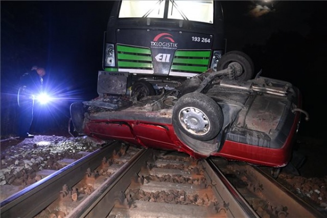 Vonattal ütközött egy személyautó a XVIII. kerületben