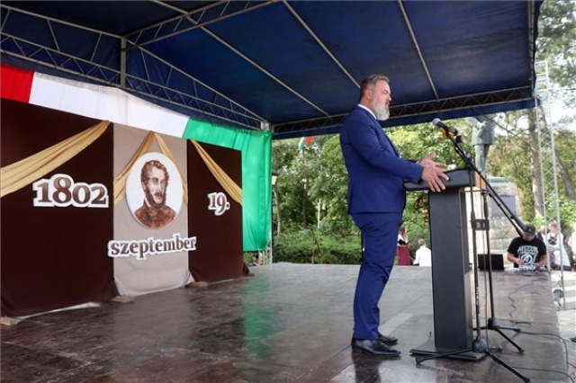 Felavatták a monoki Kossuth Emlékház történelmi emlékhellyé nyilvánítását jelző sztélét