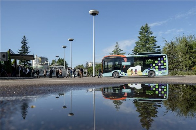 Dolgozókat szállító elektromos autóbuszt állítanak tesztüzembe a Mátrai Erőmű térségében