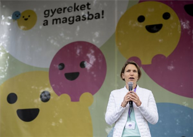 Több mint tízezer gyereket emeltek magasba a Gyereket a magasba! programon - Győr 