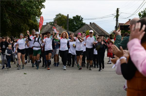 Csaknem kétszáz gyermekkel együtt futottak be Koltóra a Petőfi-emlékév jótékonysági futásának résztvevői