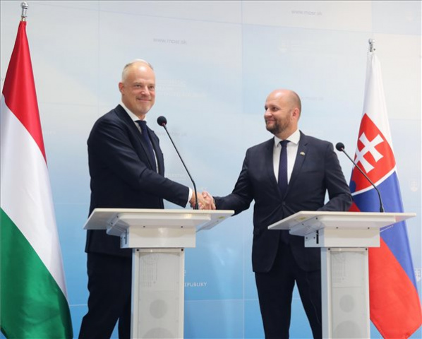 Szalay-Bobrovniczky Kristóf honvédelmi miniszter szlovák kollégájával tárgyalt Pozsonyban 