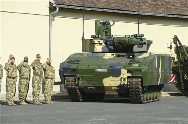 Önkéntes katonák eskütétele és a Lynx harcjárművek átadása Budapesten