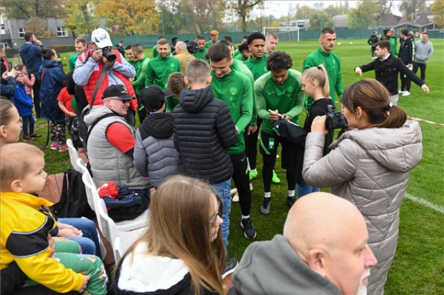 Gyerekek és szüleik a Ferencváros labdarúgócsapatának edzésen a Népligetben 