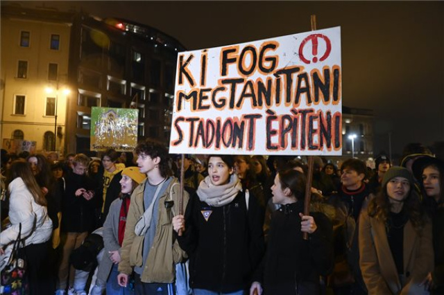 Már nem csak béremelésért, oktatási reformért is tüntettek Budapesten