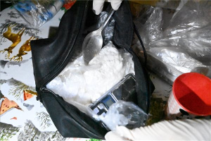 Kábítószer-kereskedelemmel gyanúsítanak egy abonyi családot 