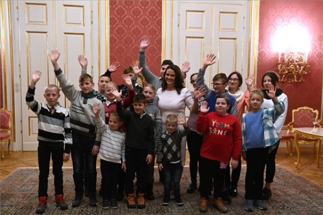 Kárpátaljai gyerekeket fogadott a Sándor-palotában Novák Katalin