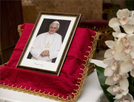 XVI. Benedek halála - Gyászmise a győri Nagyboldogasszony-székesegyházban