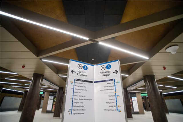 Metrófelújítás - Átadták a Deák Ferenc tér és a Ferenciek tere megújult állomásait a 3-as metró vonalán