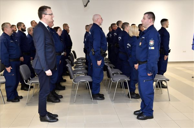 Illegális bevándorlás - A Szerbiába induló magyar rendőri kontingens búcsúztatása
