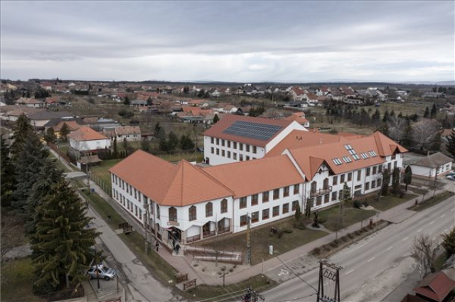 Átadták a megújult Hunyadi Mátyás Általános Iskolát Varsányban
