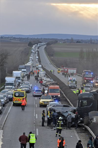 Öt kamion és 37 autó ütközött össze az M1-es autópályán Herceghalomnál 