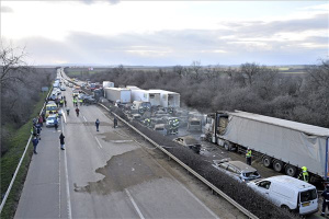 Öt kamion és 37 autó ütközött össze az M1-es autópályán Herceghalomnál 