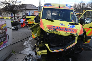 Mentőautó és személygépkocsi ütközött Kispesten