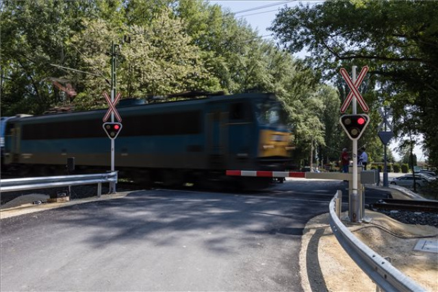 Új, fény- és félsorompóval ellátott vasúti átjárót adtak át Keszthelyen