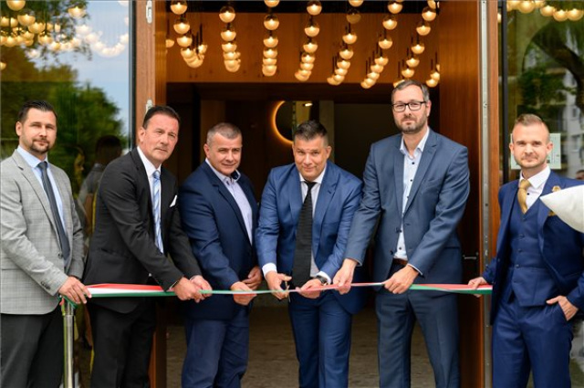 Megnyílt a Magyarország Szépe verseny felkészítő tábora az átadott Reed Luxury Hotel & Bistróban Siófokon