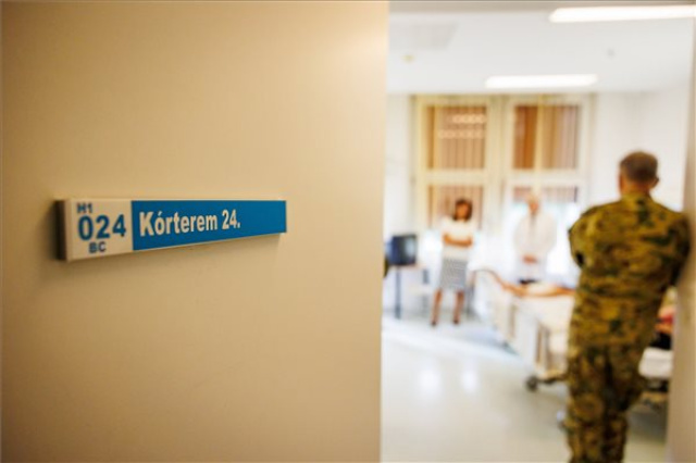 Novák Katalin meglátogatta a kórházban a Koszovóban megsérült magyar katonákat