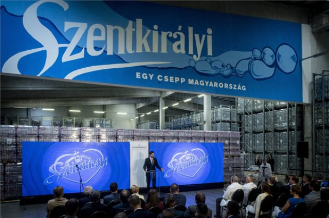 Átadták a Szentkirályi Magyarország Kft. új PET-palackozó gyártósorát