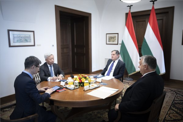 Orbán Viktor az ázsiai befektetési bank elnökével tárgyalt
