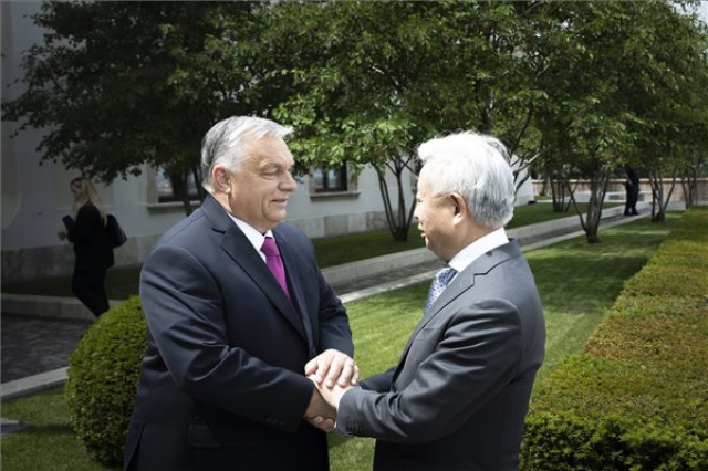 Orbán Viktor az ázsiai befektetési bank elnökével tárgyalt