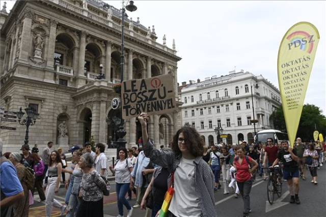 Ismét az új pedagóguséletpálya-törvény ellen tüntettek Budapesten