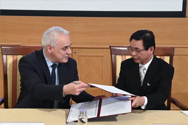 Megállapodást kötött az ELTE és a japán JASCO Corporation