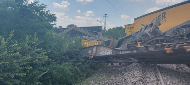 Több vasúti teherkocsi is kisiklott Kétpónál 
