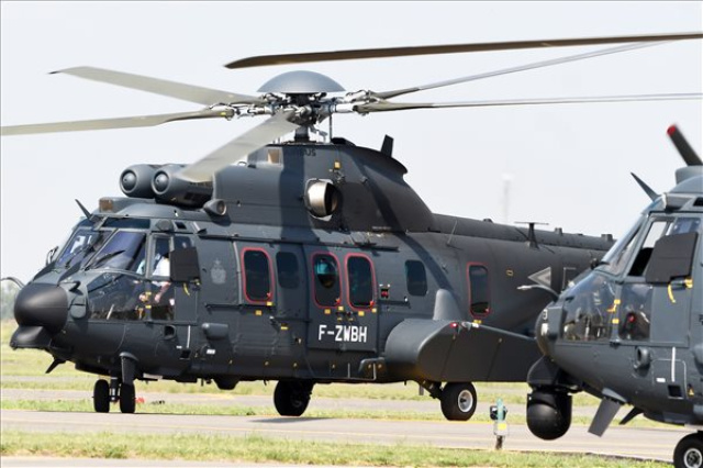 Megérkezett a honvédség első két Airbus H225M típusú helikoptere Szolnokra