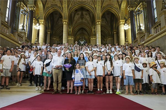 A magyar Országházba látogattak ukrán gyerekek