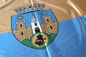 Aláírásgyűjtést indítanak Sepsiszentgyörgyön a város zászlajának védelmében