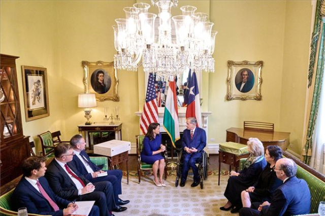 Novák Katalin Texas kormányzójával tárgyalt