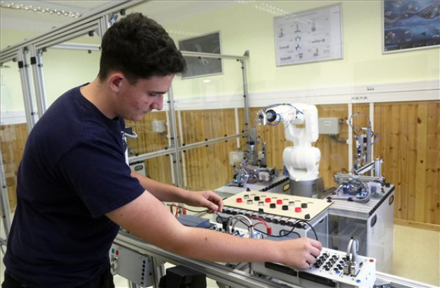 Átadták a miskolci villamosipari technikum új ipari robotika laborját