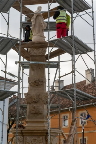 Visszahelyezték Kolozsvár belvárosába a barokk Mária-oszlopot