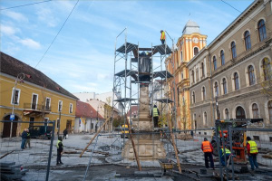 Visszahelyezték Kolozsvár belvárosába a barokk Mária-oszlopot