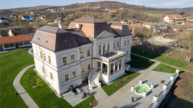 Átadták a restaurált Bánffy-kastélyt az erdélyi Válaszúton