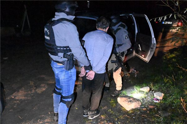 Buzogányt, szamurájkardot és hamis rendőrigazolvány-tokot találtak egy családnál Bagon