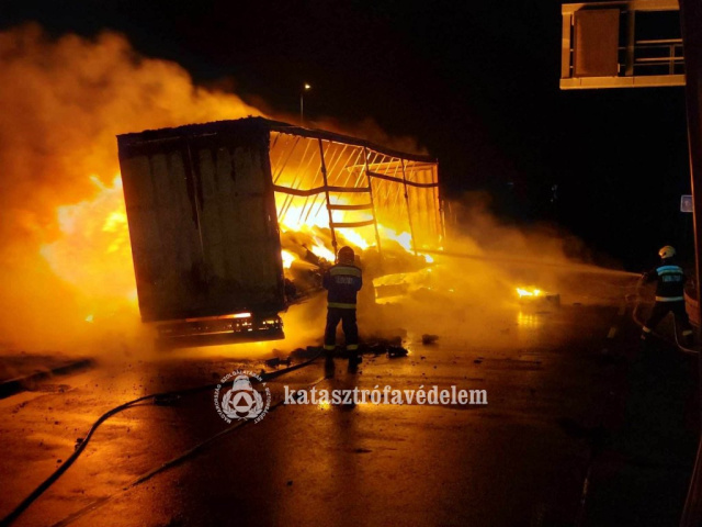 Kamion égett az M43-as autópálya egyik pihenőjében