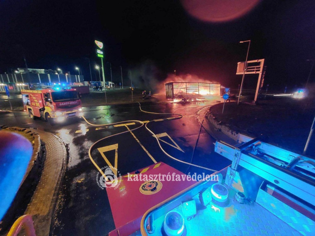 Kamion égett az M43-as autópálya egyik pihenőjében