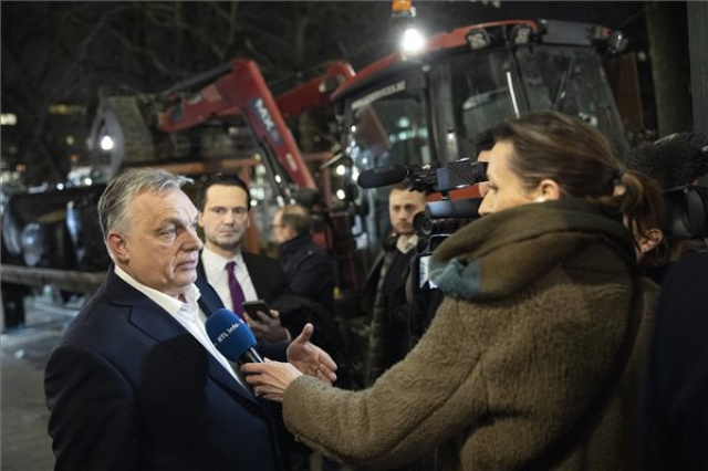 Orbán Viktor Brüsszel belvárosában tüntető gazdákkal találkozott