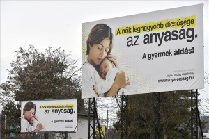 Óriásplakát-kampány indult az anyaság propagálására a Mi Hazánk képviselőjének támogatásával
