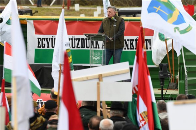 Az ukrán termékek korlátlan importjának meghosszabbítása ellen demonstráltak a magyar gazdák a záhonyi határátkelőnél
