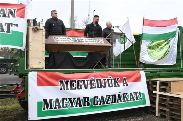 Az ukrán termékek korlátlan importjának meghosszabbítása ellen demonstráltak a magyar gazdák a záhonyi határátkelőnél