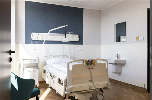 Átadták a nyíregyházi kórház felújított hotelrészlegét