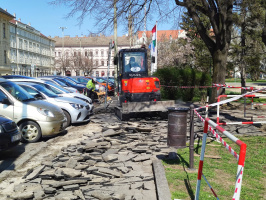 Megújulnak a Széchenyi tér oldalsétányai