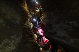 Megsérült szingapúri túrázót mentettek ki a Mátyás-hegyi barlangból