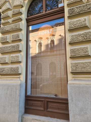 Betörték a szegedi Fidesz iroda ablakát