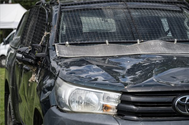 A déli határon az illegális migránsok által megrongált szolgálati járműveket bemutató sajtótájékoztató
