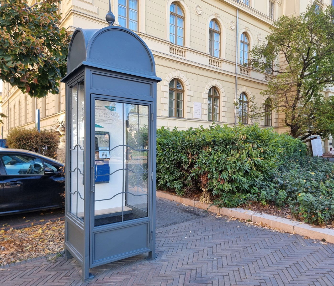 Nem illett a városképbe, átfestették a Somogyi utcai telefonfülkét